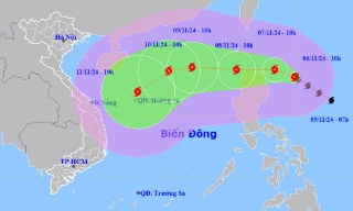 Bão mạnh cấp 13 gần Biển Đông